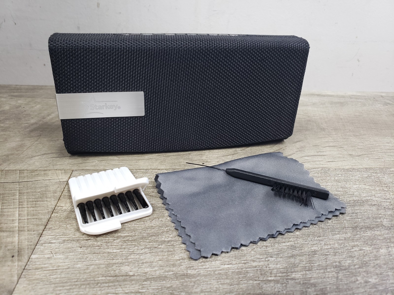 *NICE* Starkey Hearing Aid Hard Case w/ Accessories ONLY 6″ x 3″ x 1.25″