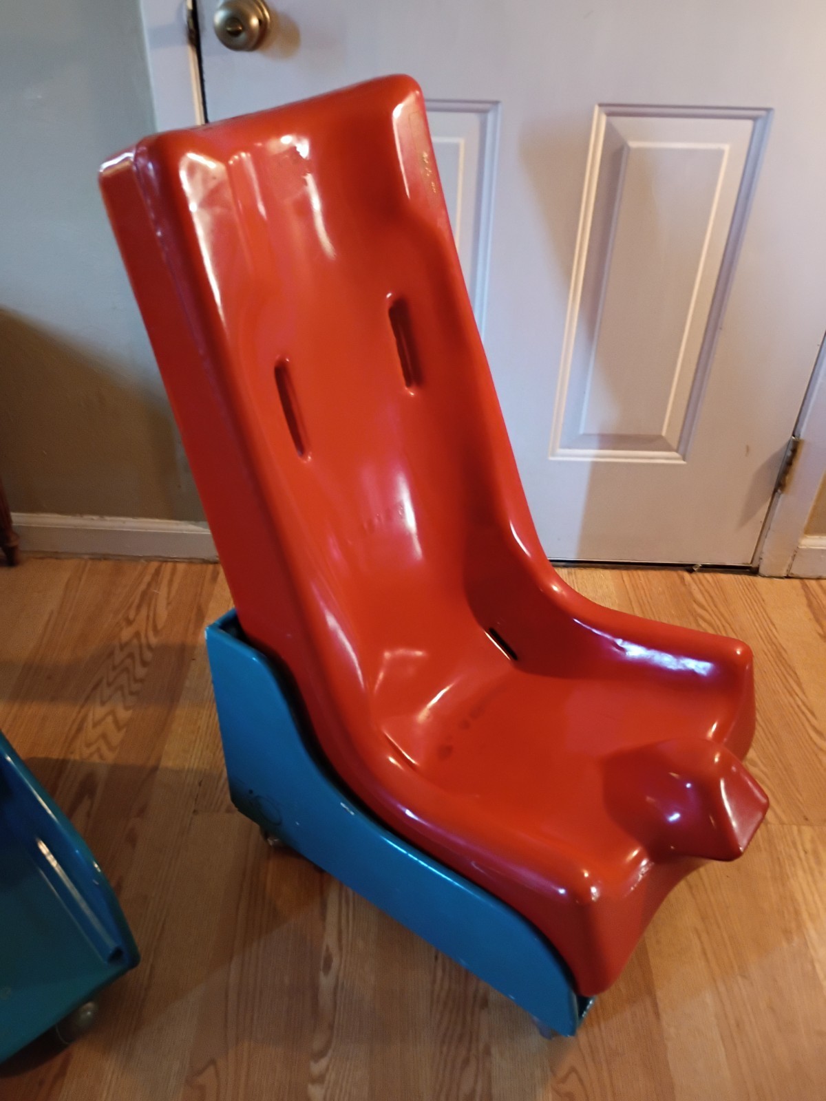 x-large tumble Forms Feeder Seat With Floor Base