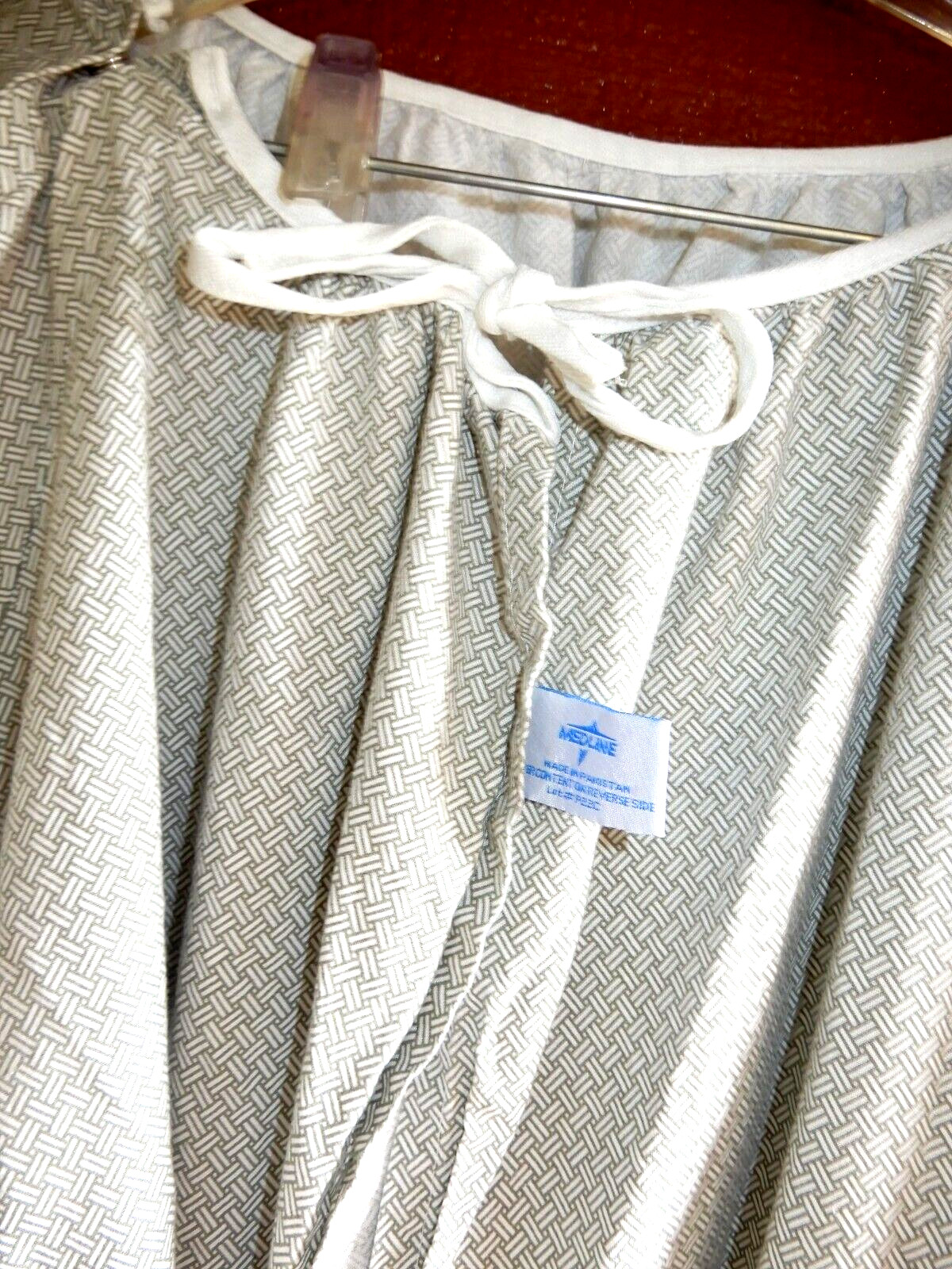 HOSPITAL PATIENT GOWN With IV Snap Sleeves 2 Ties In The Back SIZE LARGE Medline