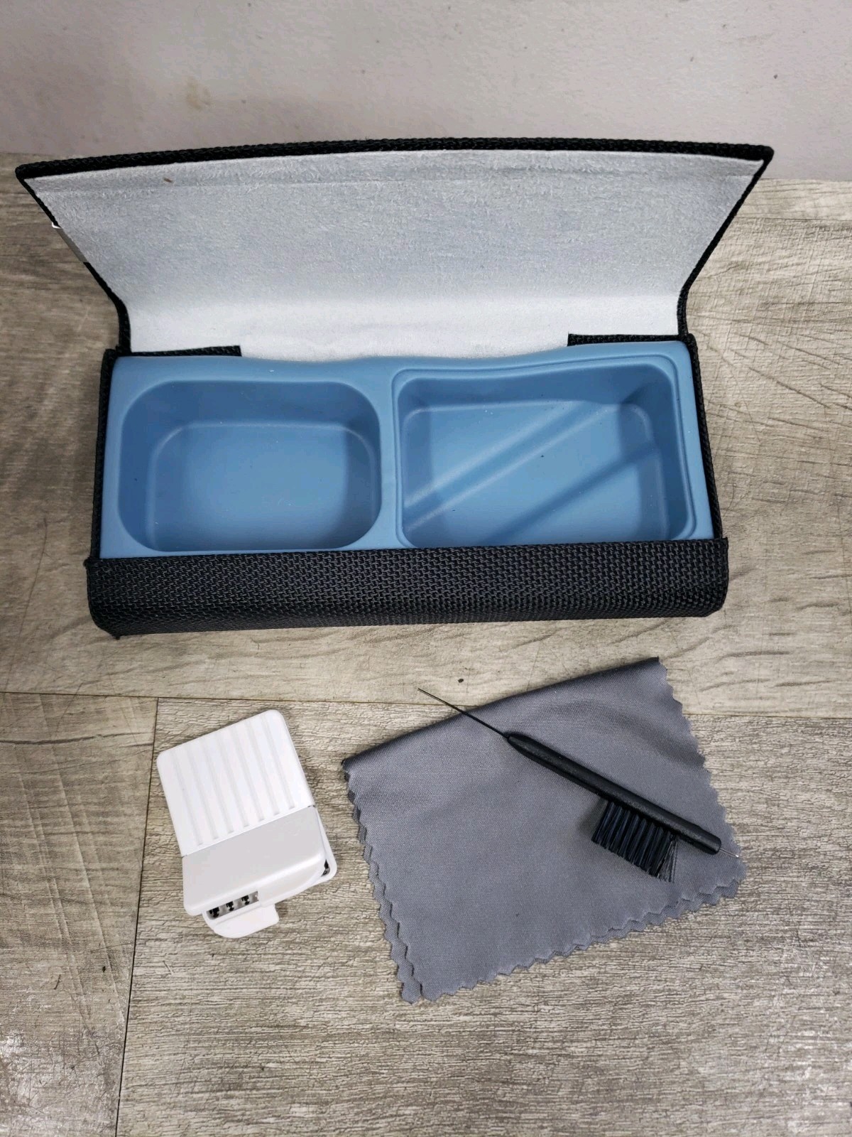 *NICE* Starkey Hearing Aid Hard Case w/ Accessories ONLY 6″ x 3″ x 1.25″