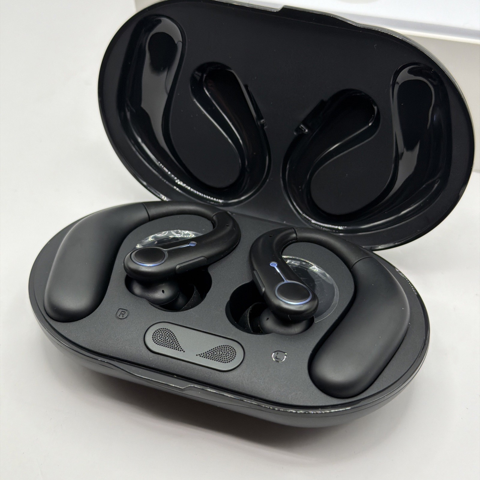 Royal Hearing , Hearing Aids for Seniors with Bluetooth F-AID Black With Case.