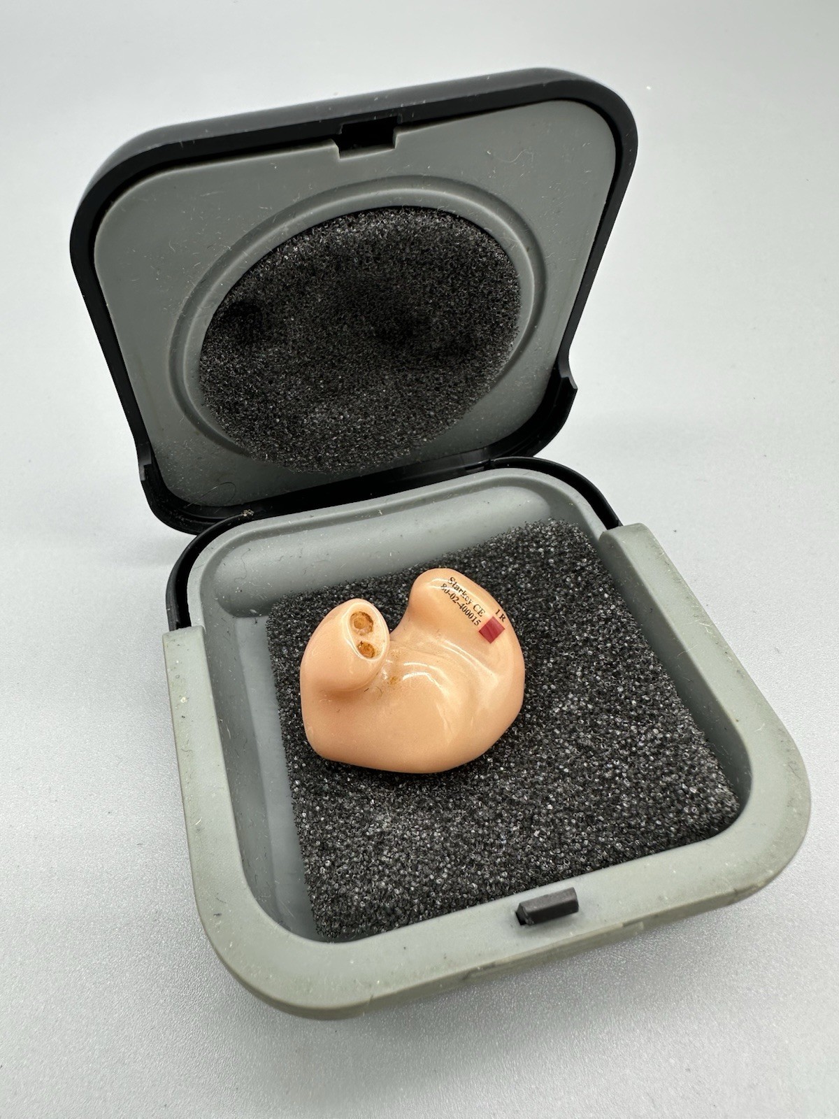 Starkey CE Single Hearing Aid Red Right Ear Model 80-02-400015 Used