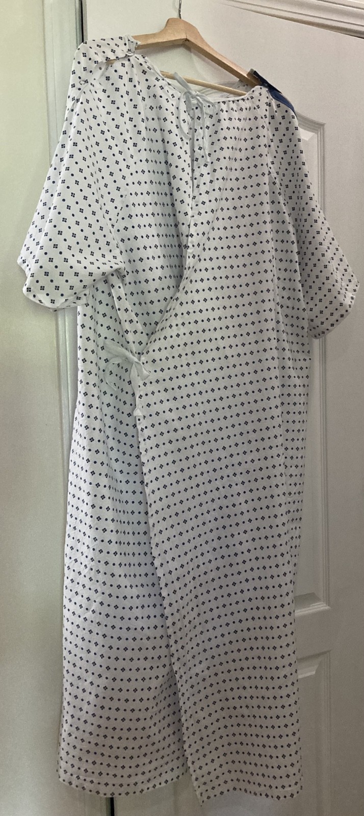 Medline Demure Print Hospital IV Gown One Size Fits All pockets tie snaps Exc