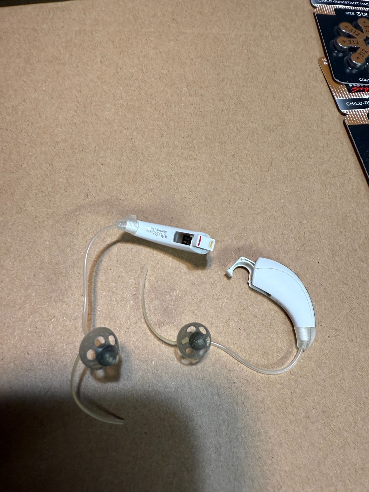 Starkey Muse Hearing Aid i1600 White, extra batteries, tubes, domes