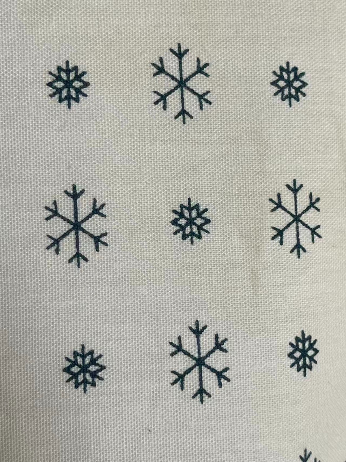 Pack of 4 – Snowflake Print Hospital Medical Gowns Cotton/Polyester blend