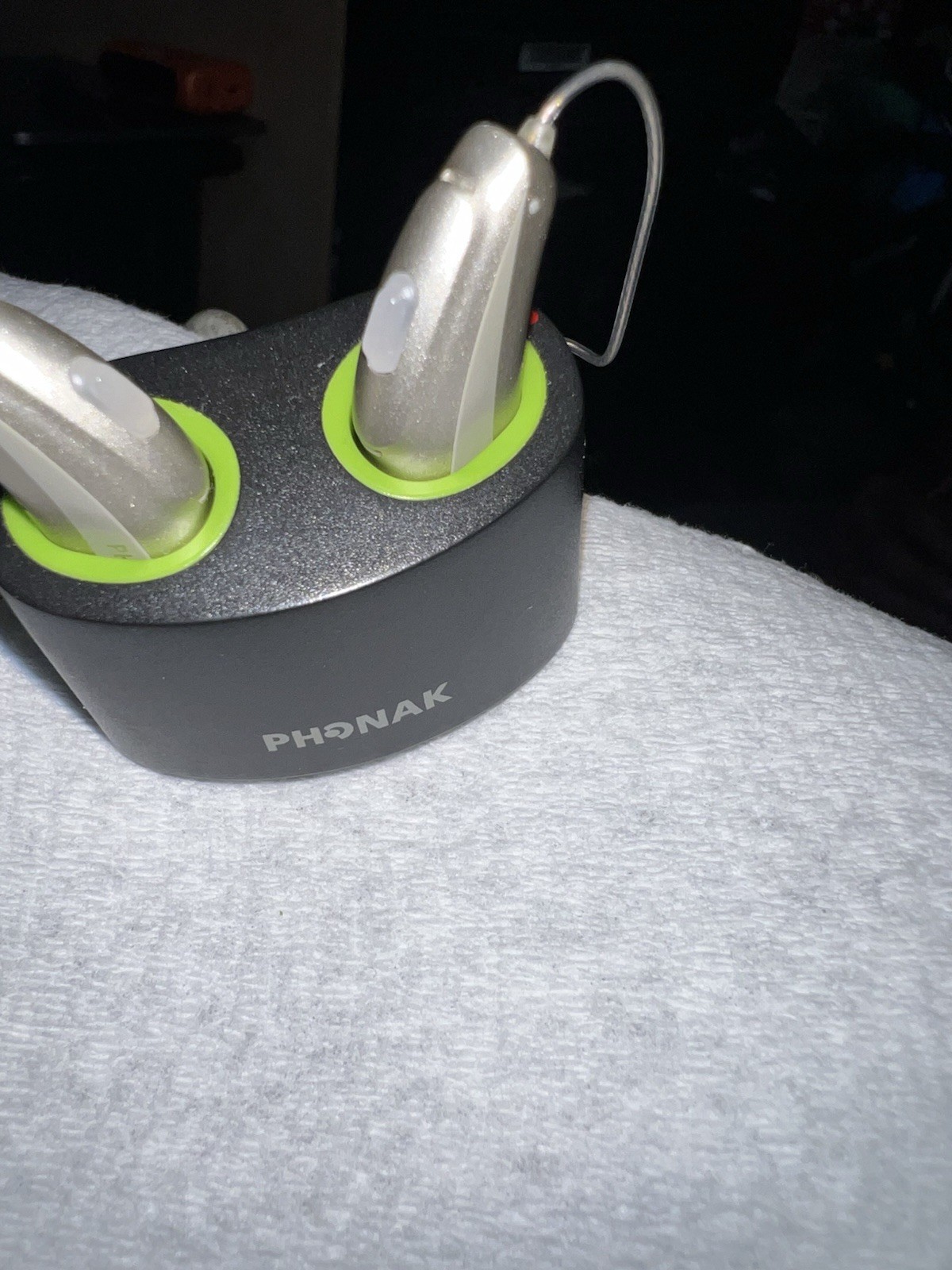 PHONAK Brio 3 Hearing DevicesyWith￼MiniCharger RIC