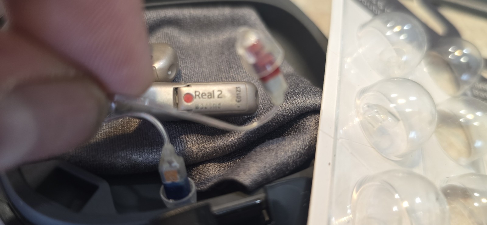 Oticon Real 2 MiniRite Hearing Aids with Charger + Flow Med Dry – Cap Uv 2.1