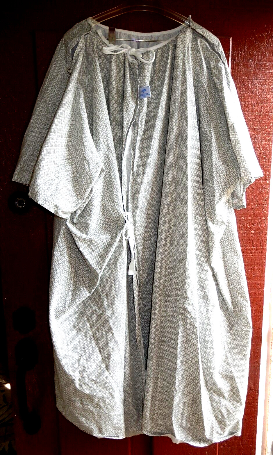HOSPITAL PATIENT GOWN With IV Snap Sleeves 2 Ties In The Back SIZE LARGE Medline