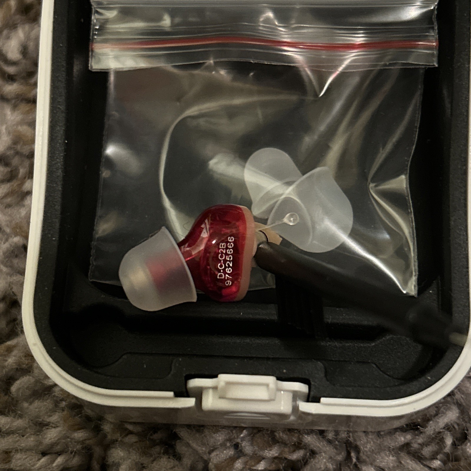 DIGITAL HEARING AID MINI IN THE EAR 6 CHANNEL right ear 3 ADJUSTABLE TONES Red