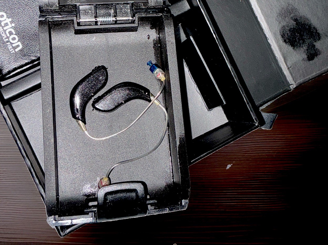 Oticon BTE listing solutions Pair Both Ears Black w/ Case