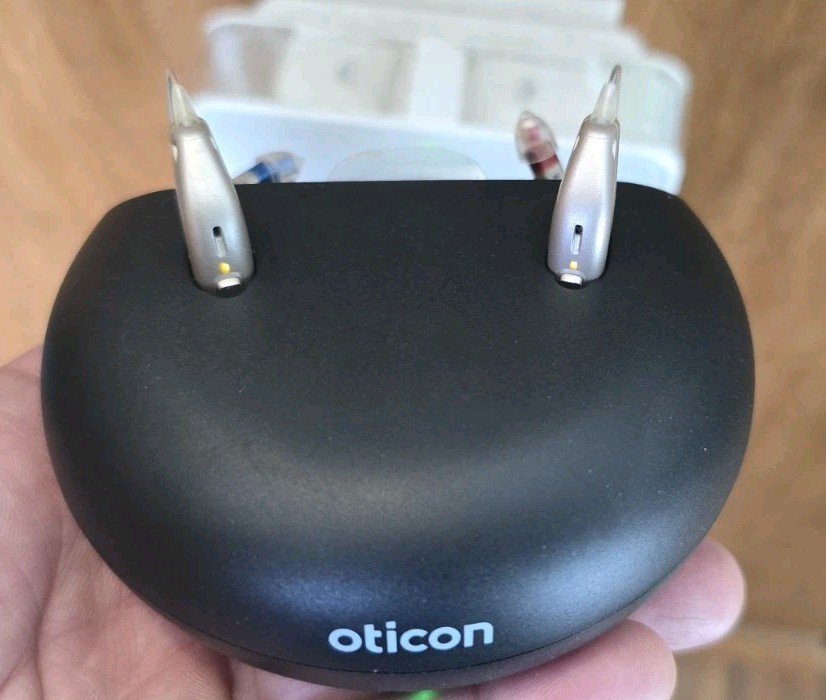 Oticon Real 2 MiniRite Hearing Aids with Charger + Flow Med Dry – Cap Uv 2.1