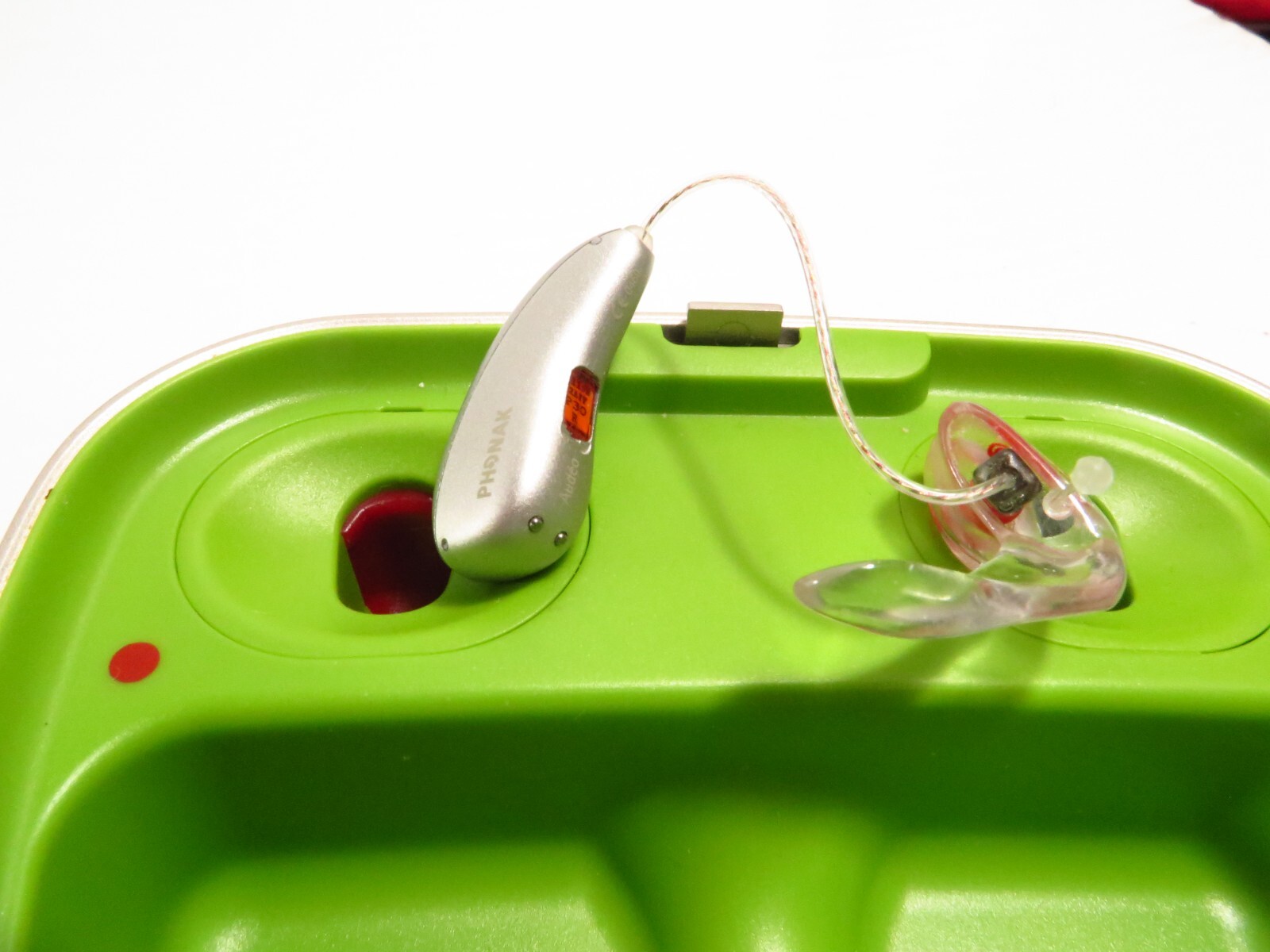 One Phonak Audeo Paradise P30 R RIC Bluetooth Hearing Aid + Charger + Warranty