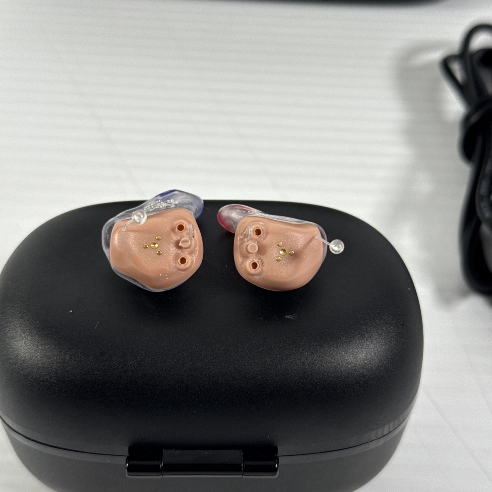 STARKEY GENESIS AI 24 ITC R Hearing Aids Pair & Charging Case Bluetooth