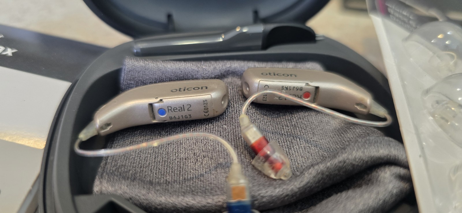 Oticon Real 2 MiniRite Hearing Aids with Charger + Flow Med Dry – Cap Uv 2.1