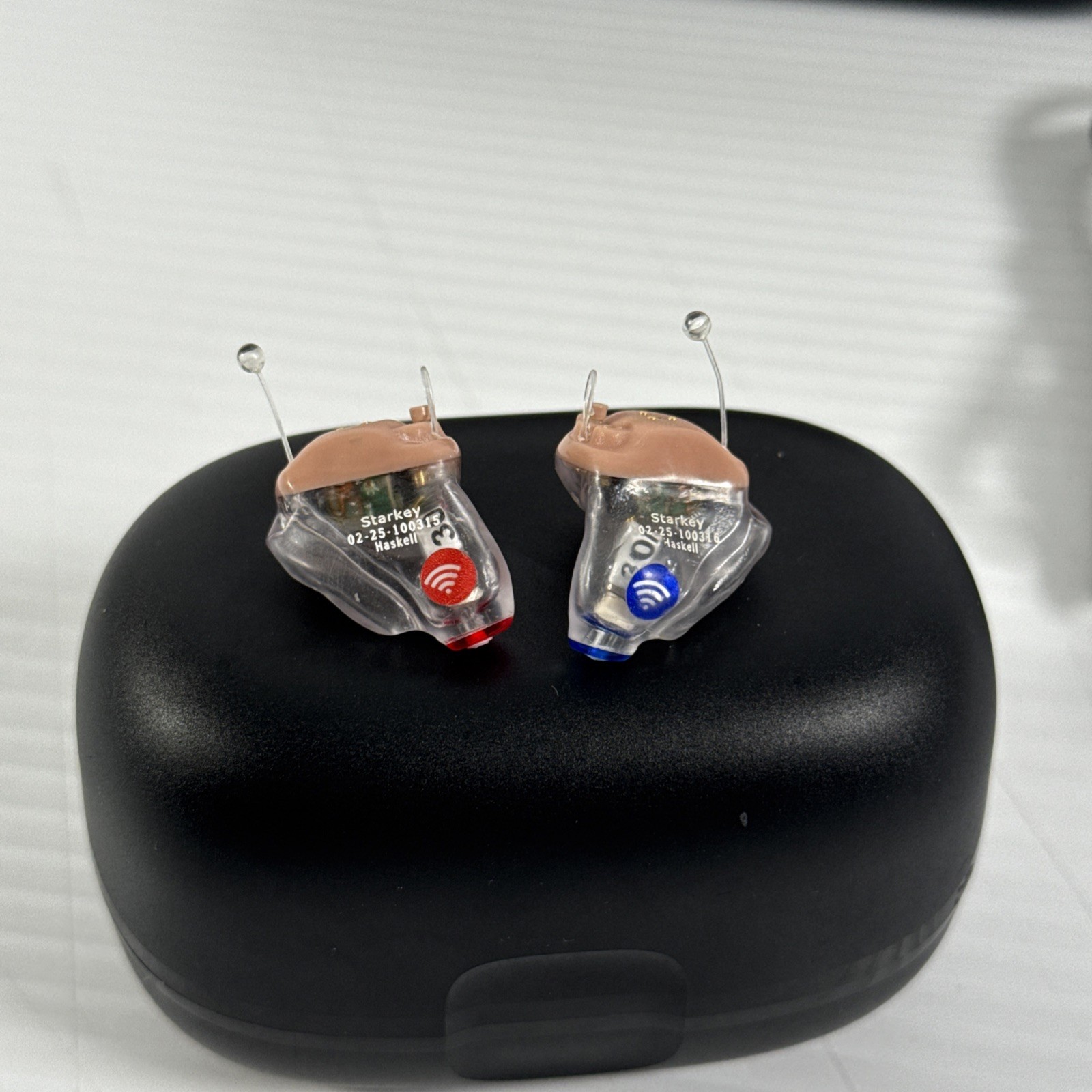 STARKEY GENESIS AI 24 ITC R Hearing Aids Pair & Charging Case Bluetooth