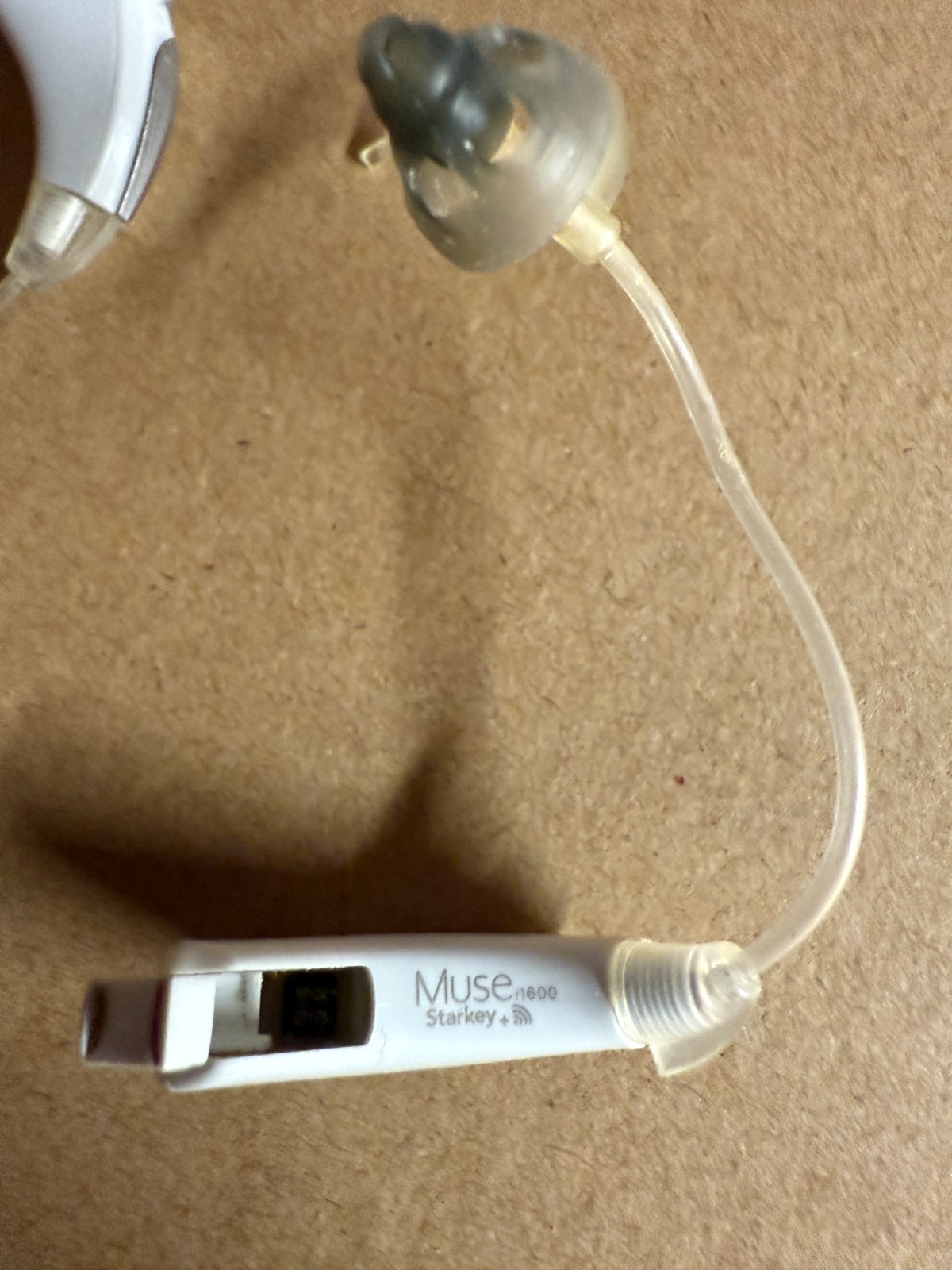 Starkey Muse Hearing Aid i1600 White, extra batteries, tubes, domes
