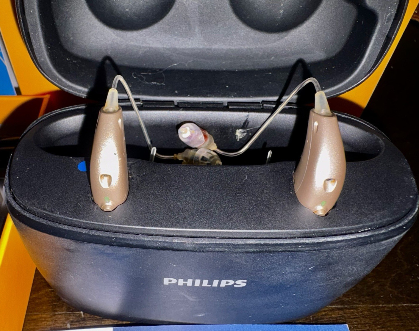Philips Hearlink 9040 Pair with Charger Authentic