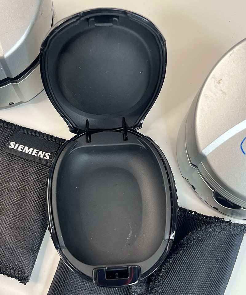 Single Siemens Carat binax Hearing Aid 0123 with 2 chargers, case and more
