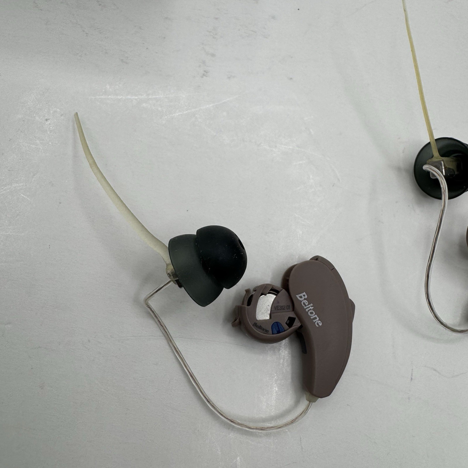 Beltone DK 2750 Ballerup Hearing Aids W Case & Batteries
