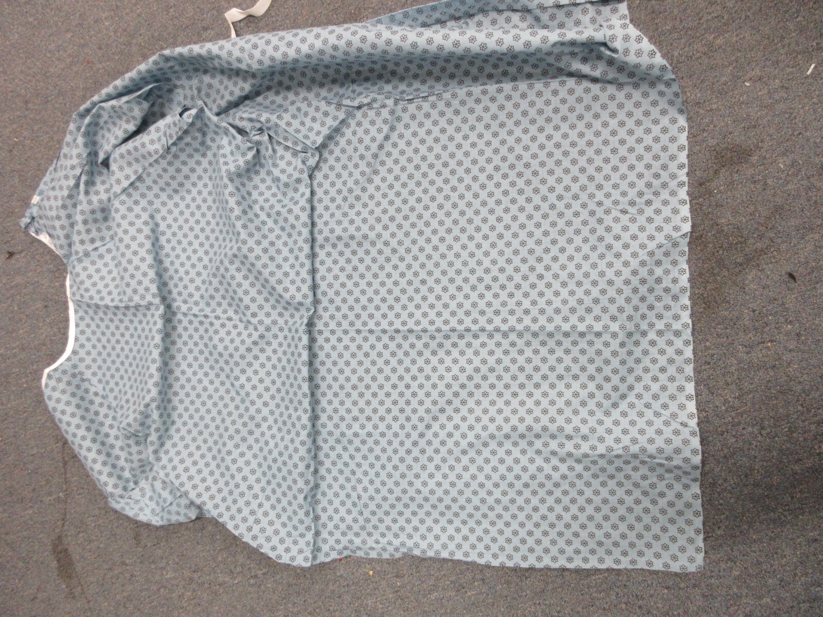24 NEW BLUE SNOW FLAKE TWILL HOSPITAL PATIENT GOWNS MEDICAL EXAM GOWNS TYE BACK