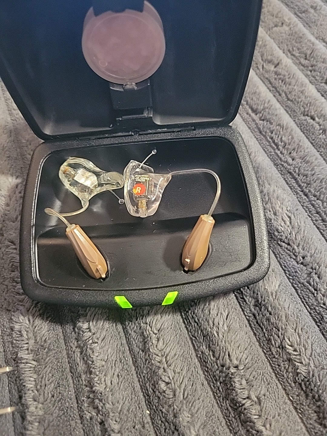 STARKEY LIVIO 2000 Ric R Rechargeable Hearing Aid W/ Charging Case