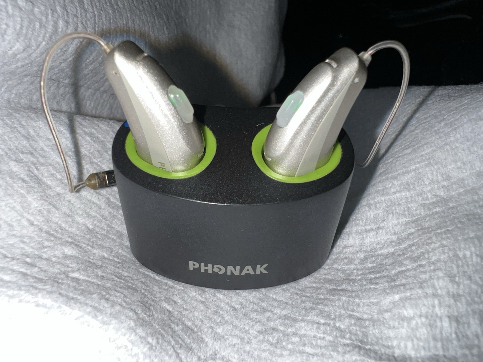 PHONAK Brio 3 Hearing DevicesyWith￼MiniCharger RIC