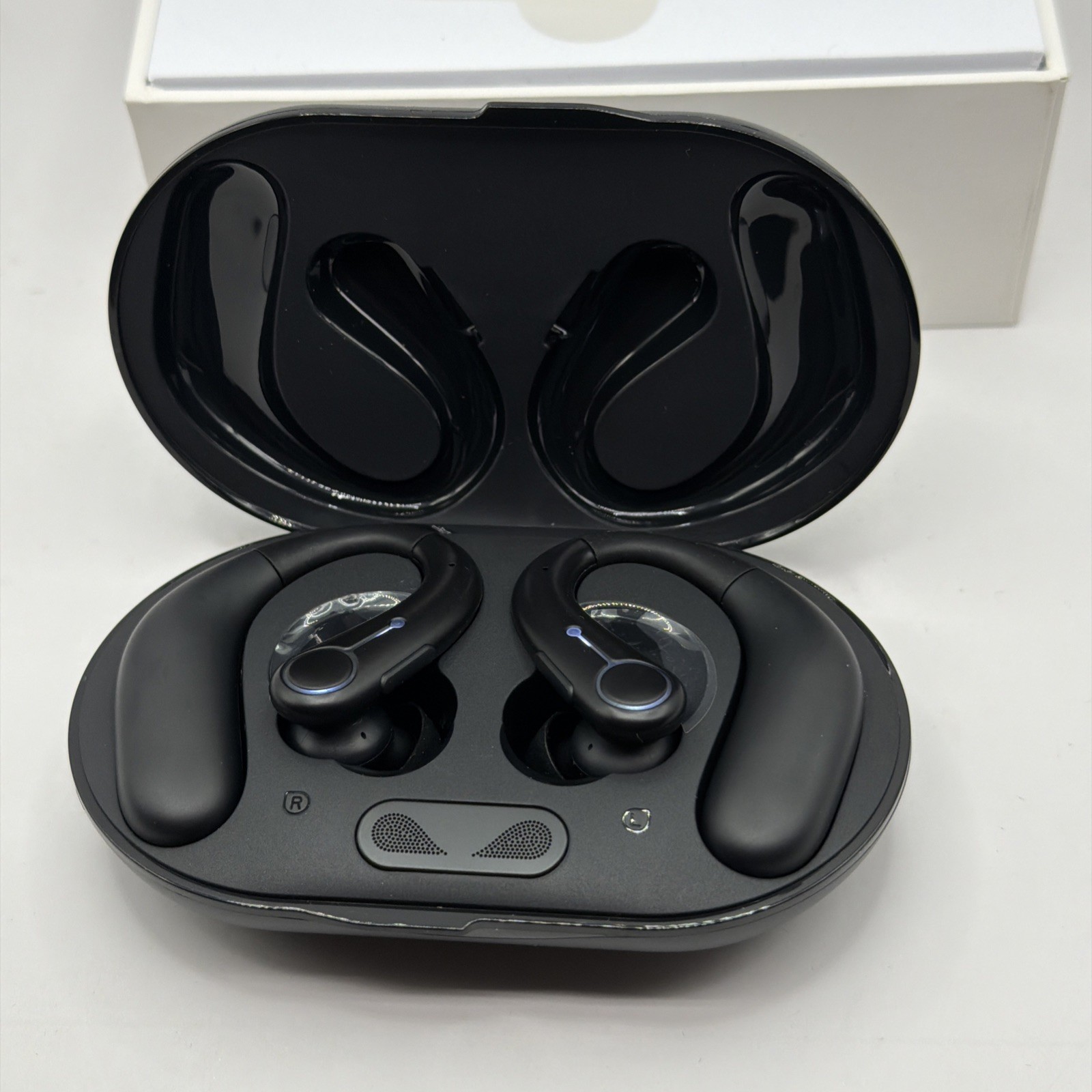 Royal Hearing , Hearing Aids for Seniors with Bluetooth F-AID Black With Case.