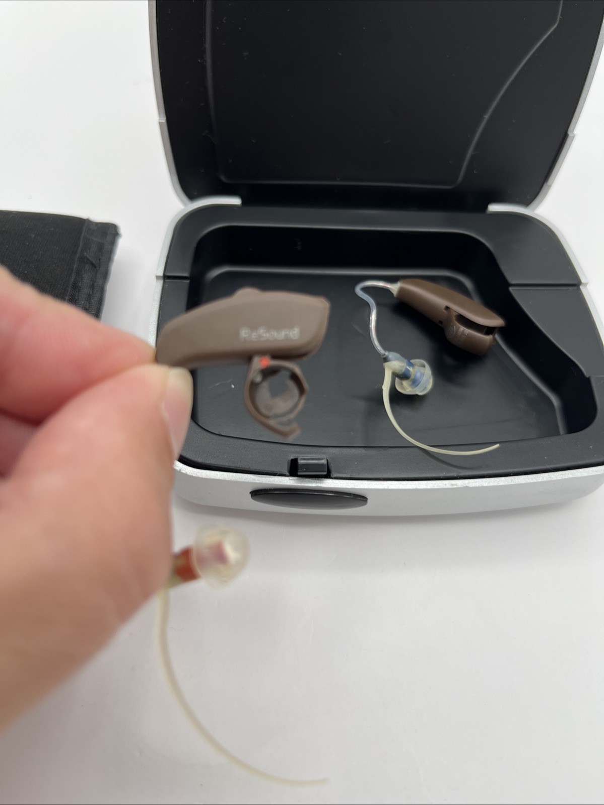 RESOUND HEARING AIDS 1 RED, 1 BLUE BATTERY OPPERATED WITH CASE, Cleaned