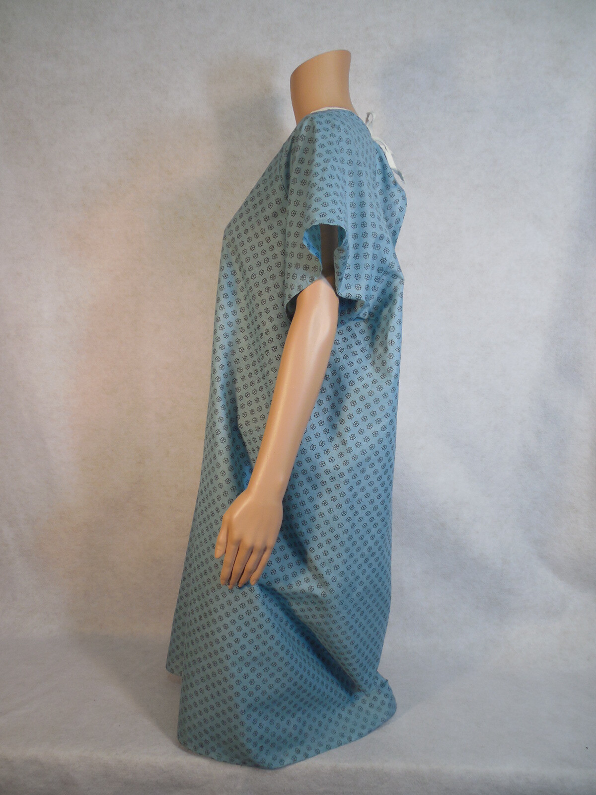 Hospital Patient Gown. Lot(2) Ea. Lightweight Medical Exam Gown