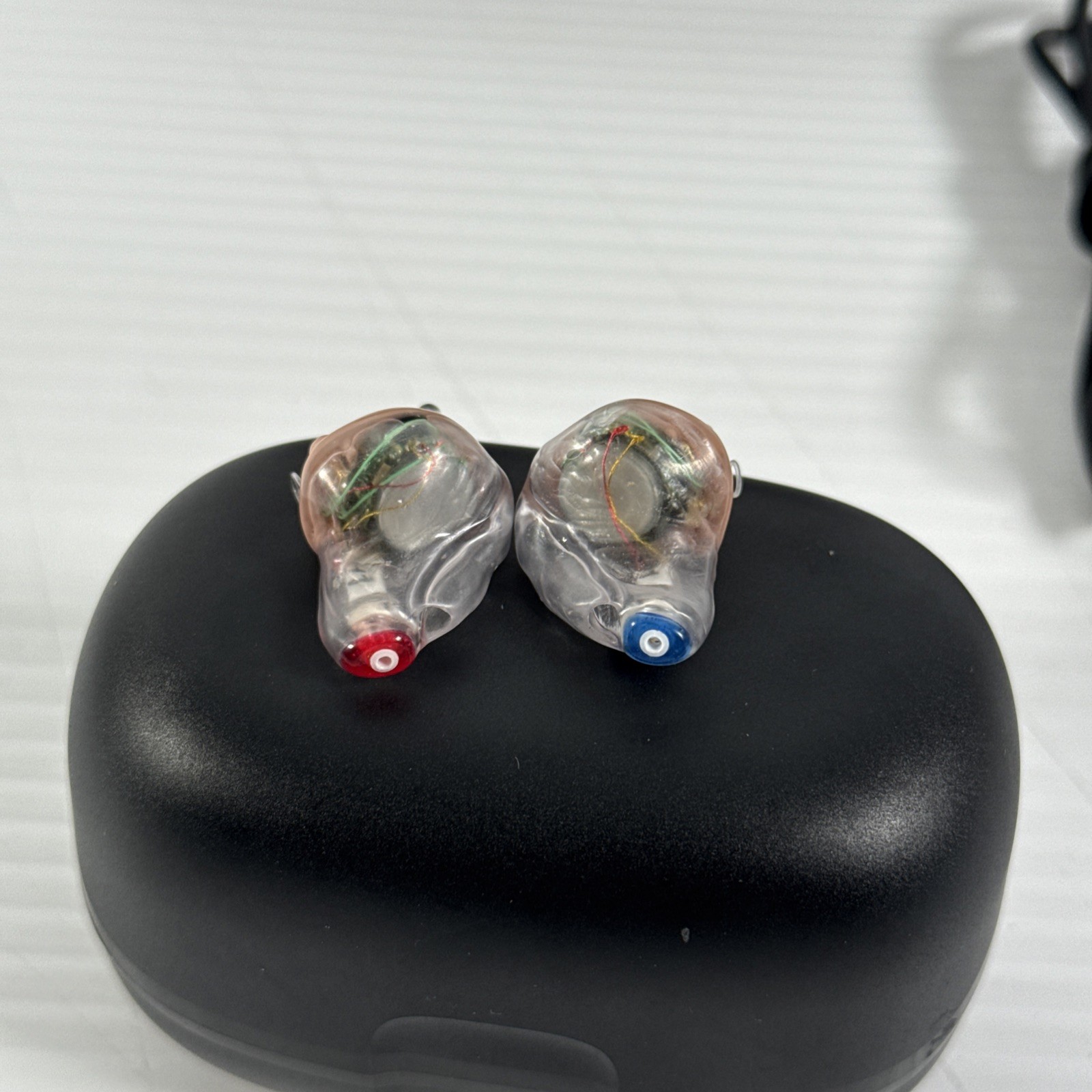 STARKEY GENESIS AI 24 ITC R Hearing Aids Pair & Charging Case Bluetooth