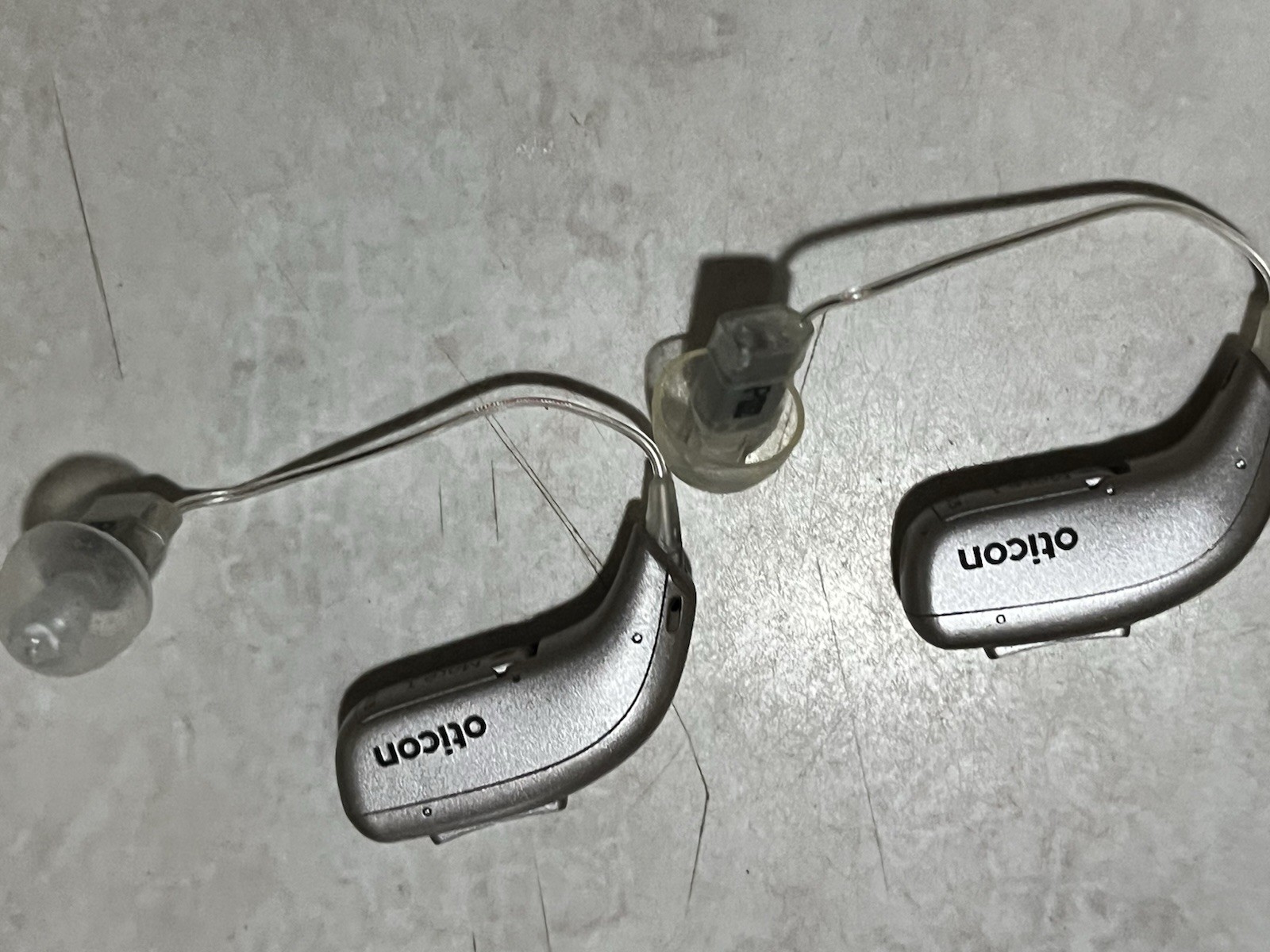 Oticon More 1 Mini RITE R Hearing Aids Charger, Case w/ Accessories