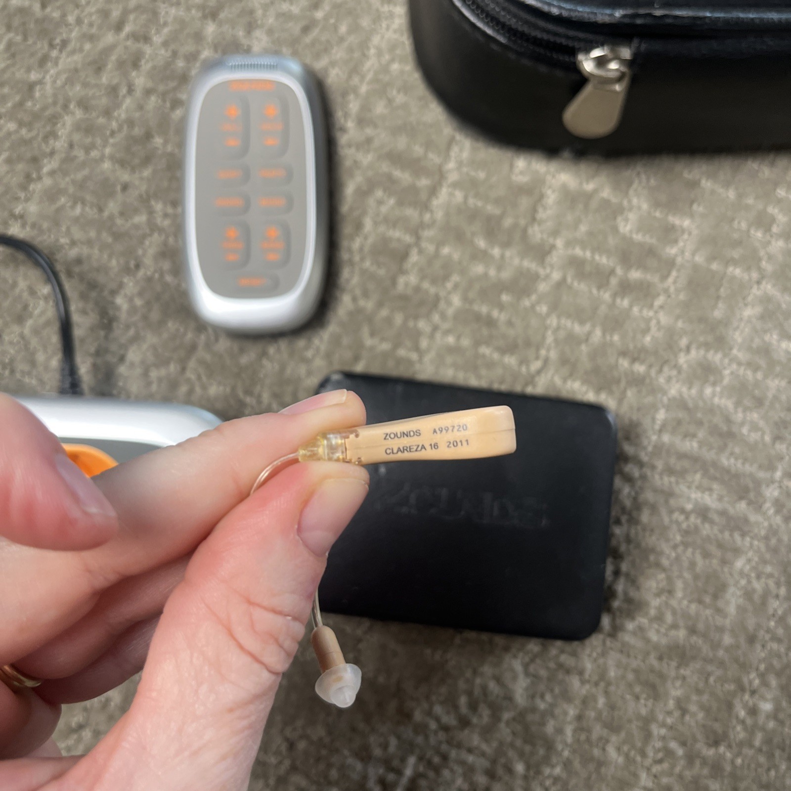 Zounds Clareza 16 Hearing System -2 Hearing Aids,Charger & Remote(READ DESC)