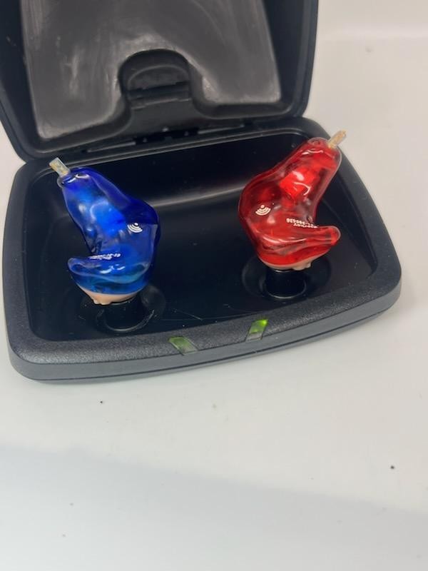 Starkey Model Hearing aid charger w/ Right and Left Hearing Aid Tested