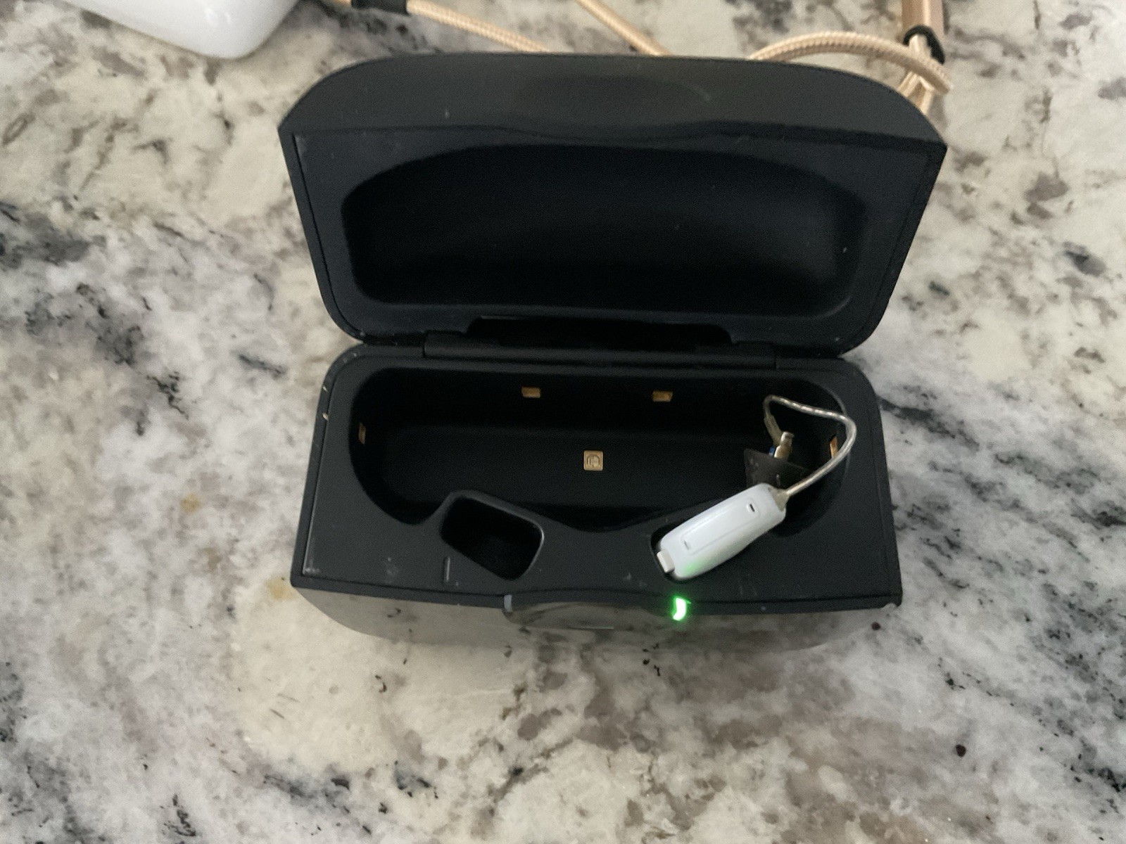 Widex mRIC Charge n Clean hearing aid charger Model WPC101