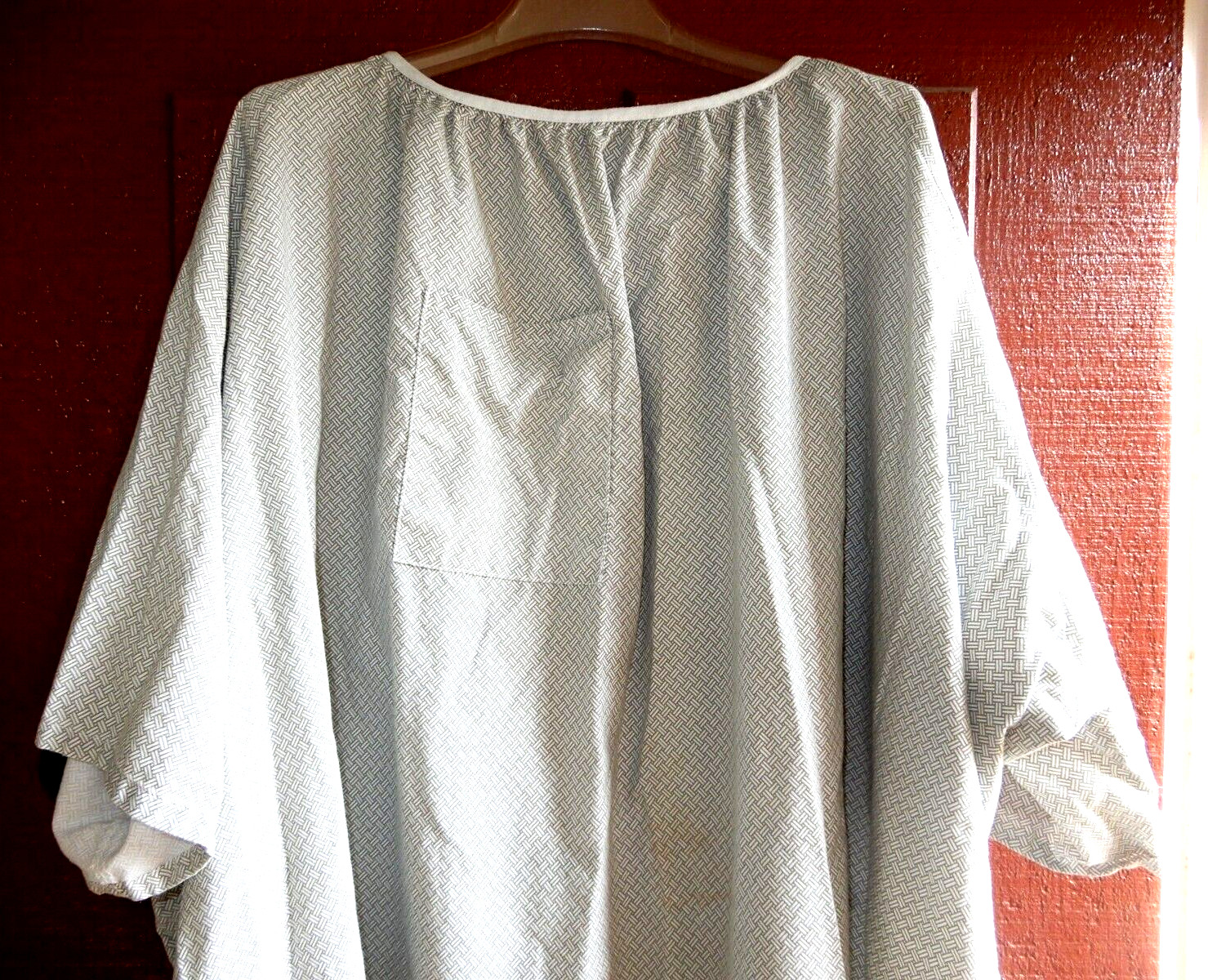HOSPITAL PATIENT GOWN With IV Snap Sleeves 2 Ties In The Back SIZE LARGE Medline