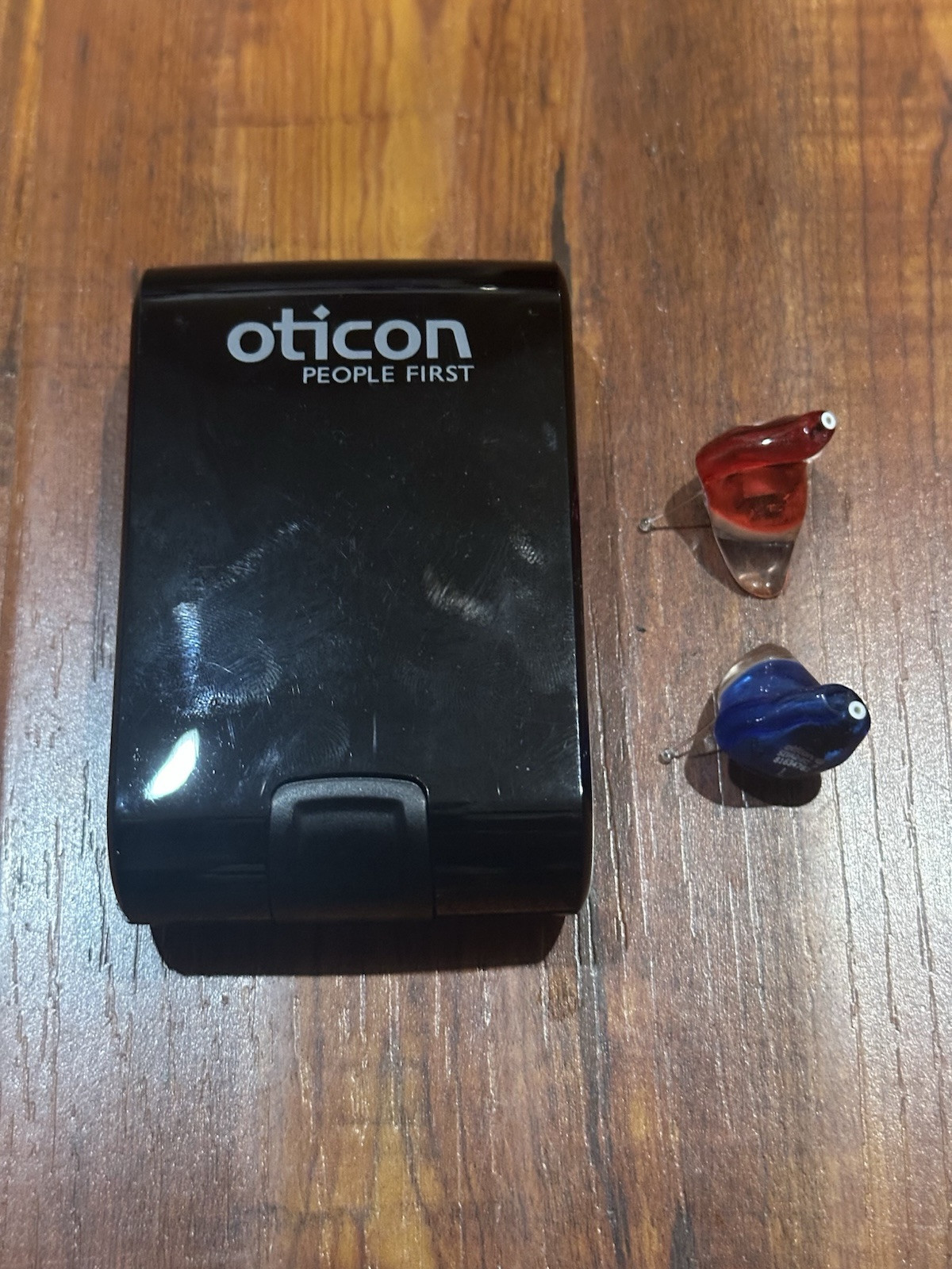 Pair of OTICON Siya 2 IC IIC In Canal Hearing Aid Red Blue Left & Right Side Set