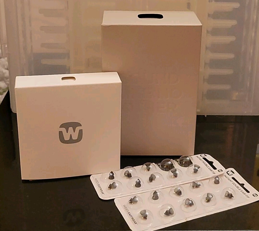 Widex Hearing Aid Set, 1 Extra,Charger Remote Ear Tips Box 2023 MOMENT SHEER 220