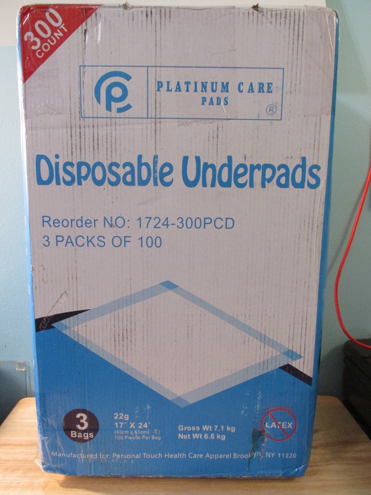 300 Count Platinum Care Blue & White Light Absorbency Disposable Pads – 17″x24″