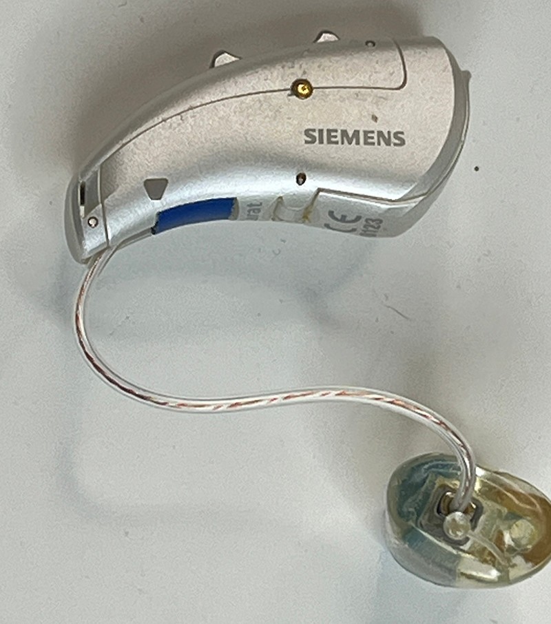 Single Siemens Carat binax Hearing Aid 0123 with 2 chargers, case and more