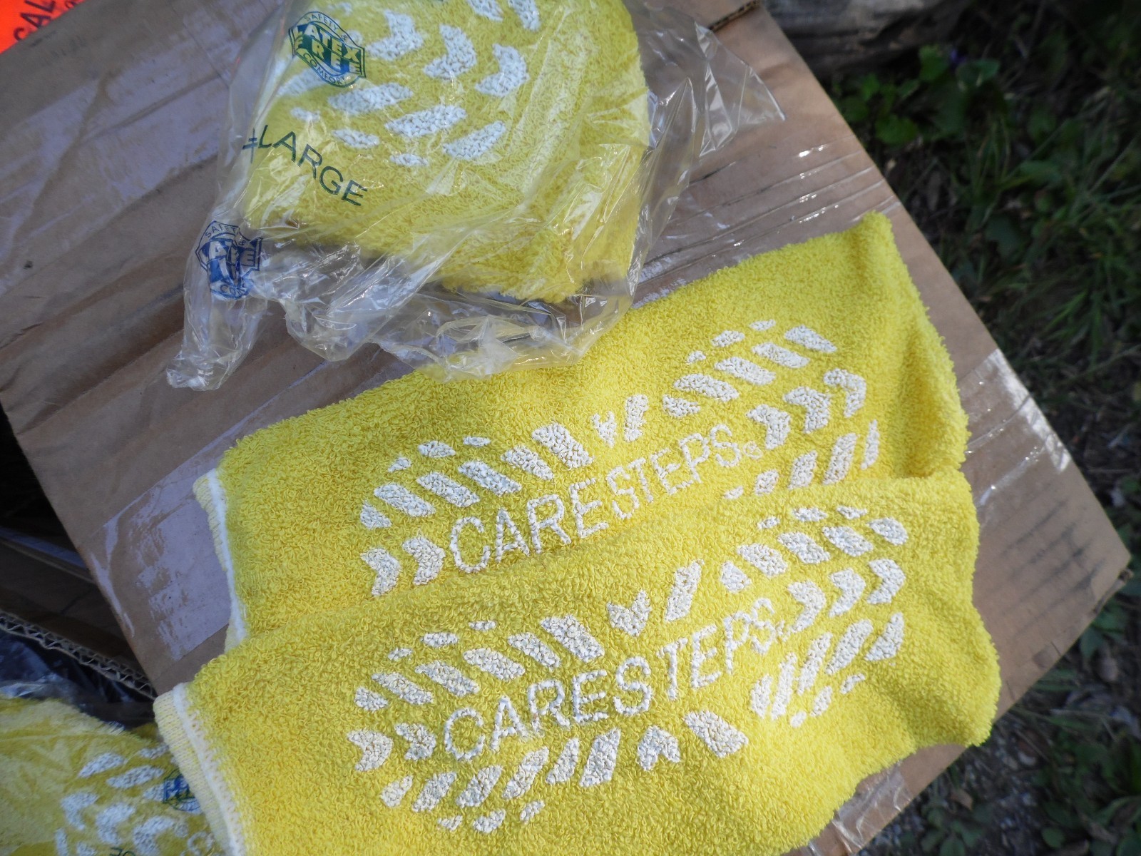 LOT 2PR CARE-STEPS MEDICAL NON-SLIP HOSPITAL SLIPPERS SOCKS XL YELLOW LATEX FRE