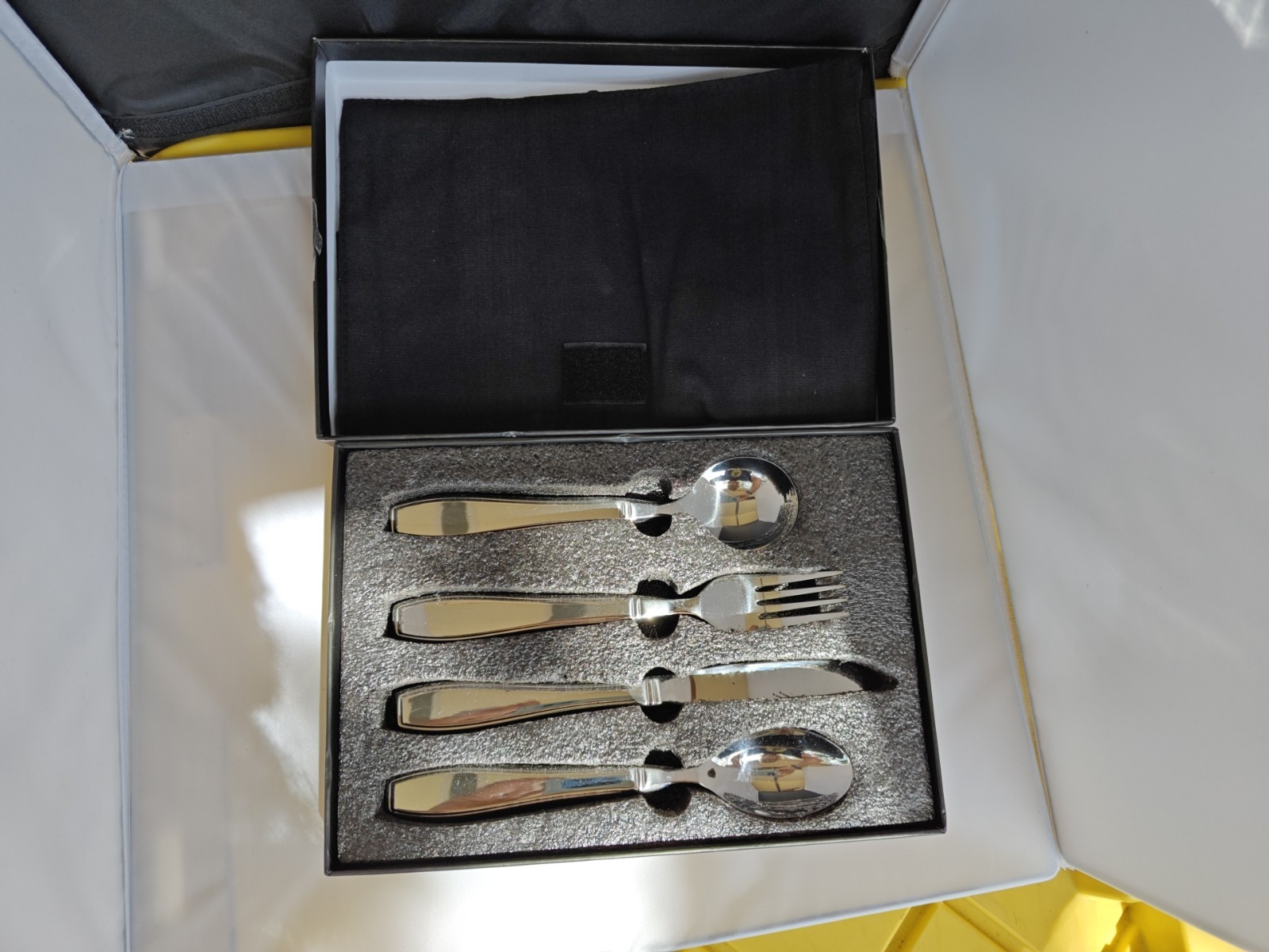BunMo heavy weight 4 Piece Silverware set With Travel Wrap, New in box