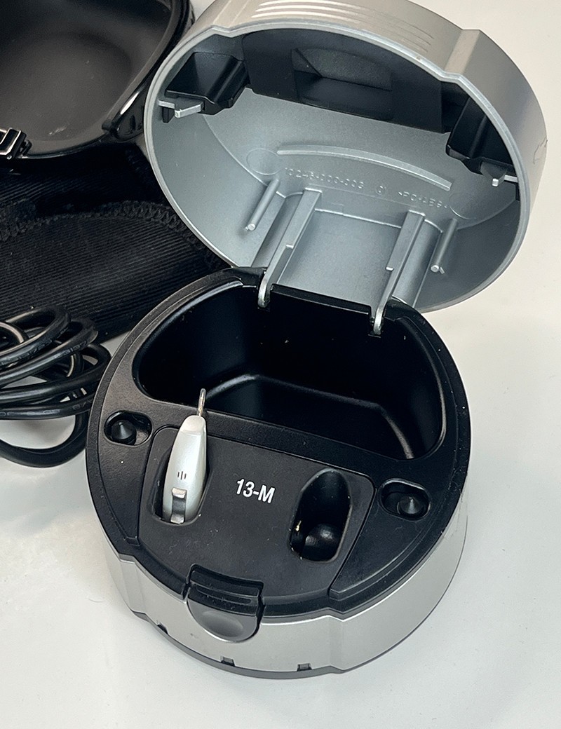 Single Siemens Carat binax Hearing Aid 0123 with 2 chargers, case and more