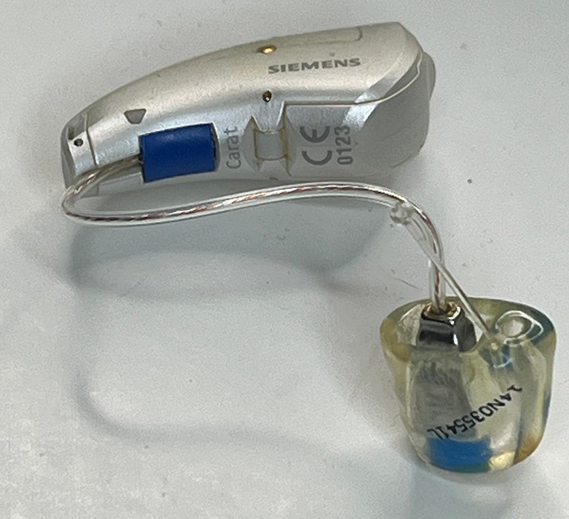 Single Siemens Carat binax Hearing Aid 0123 with 2 chargers, case and more