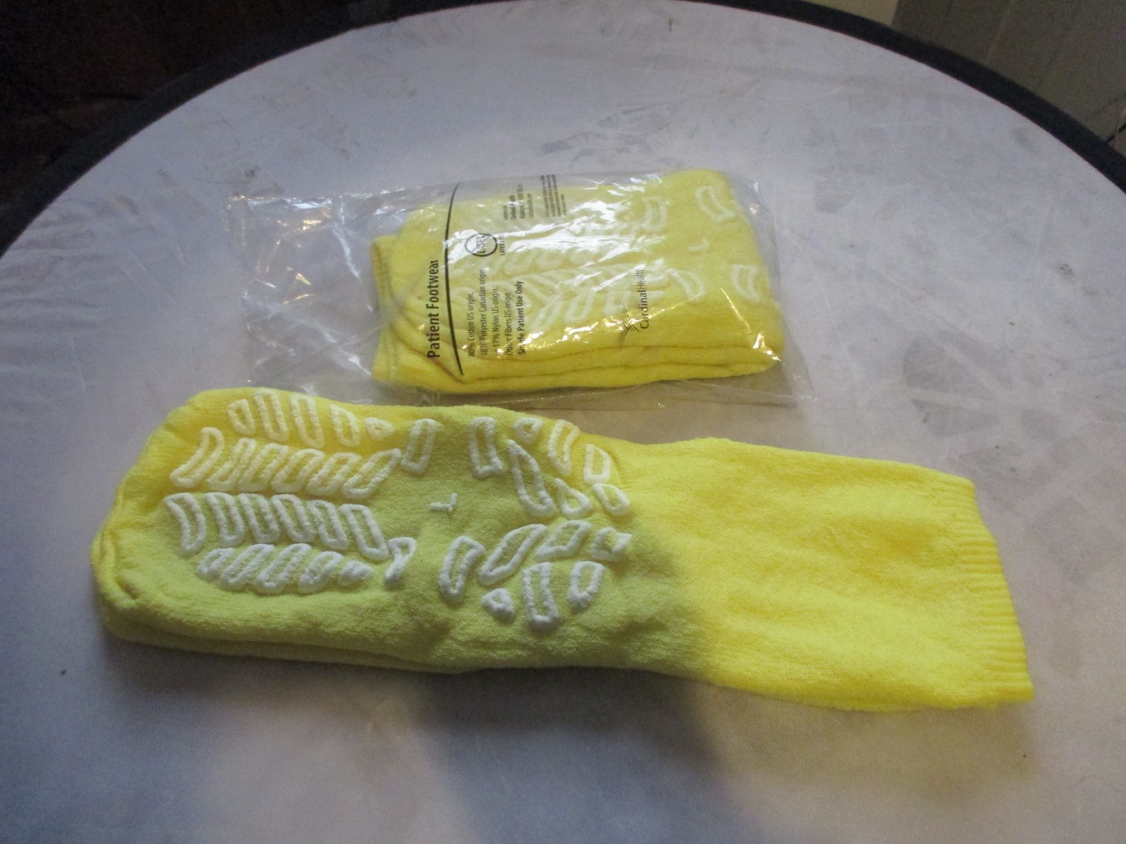 LOT 2 PR MEDICAL NON-SLIP HOSPITAL SLIPPERS SOCKS L LATEX FREE YELLOW CARDINAL