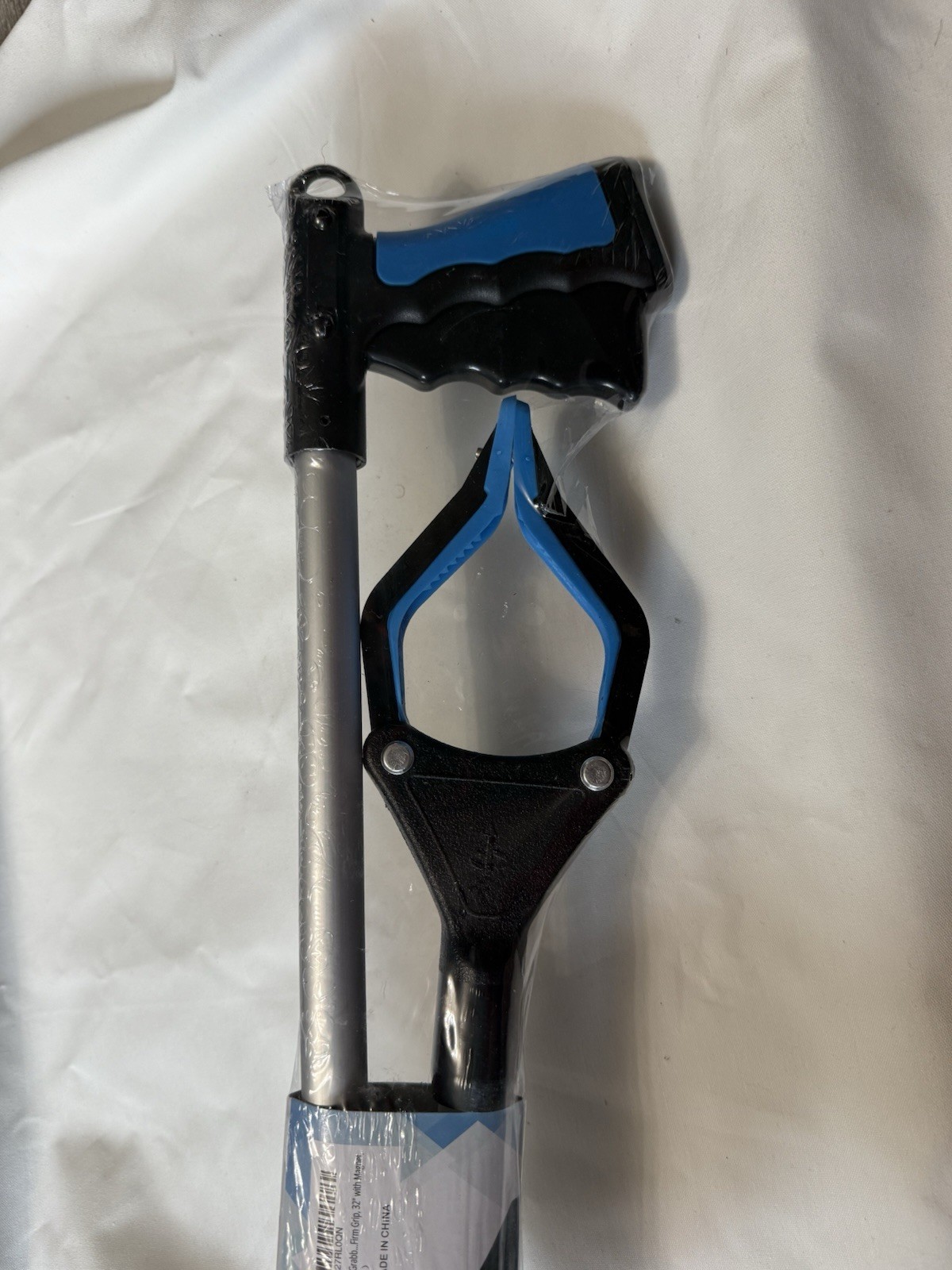 FitPlus PowerGrip 32in Magnetic Grip Reacher Grabber, Black/Blue