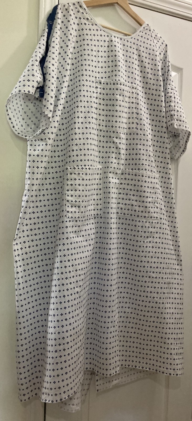 Medline Demure Print Hospital IV Gown One Size Fits All pockets tie snaps Exc